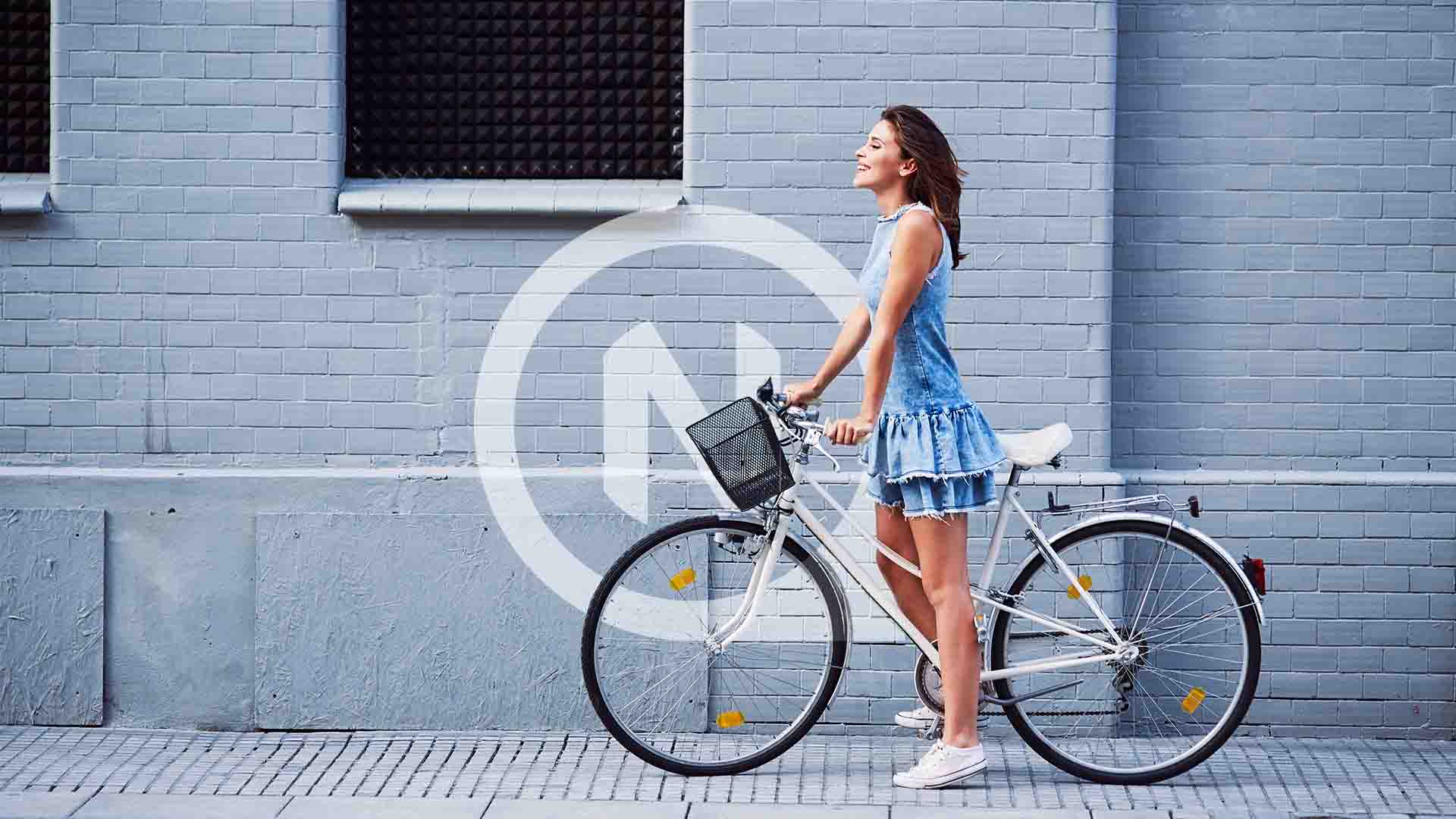 Rapariga a andar de bicicleta