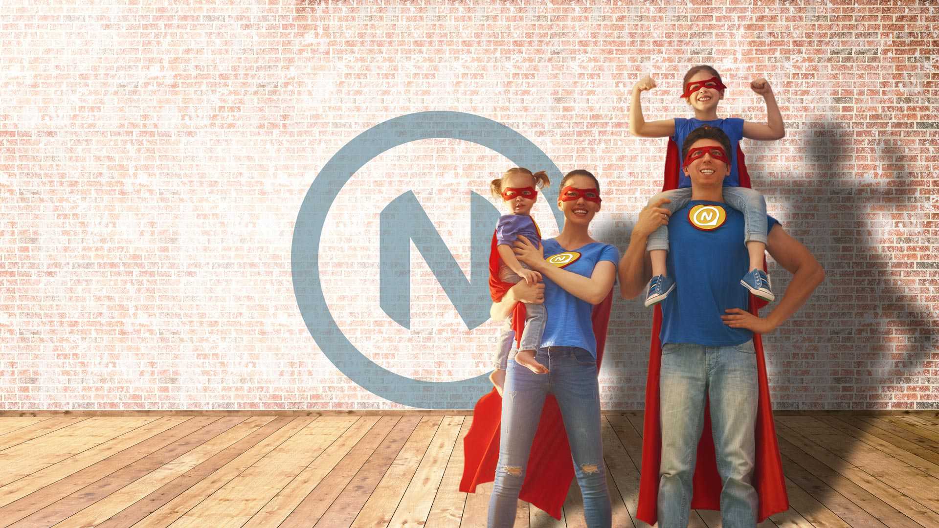 Familia vestida de super-heróis com logótipo N Seguros